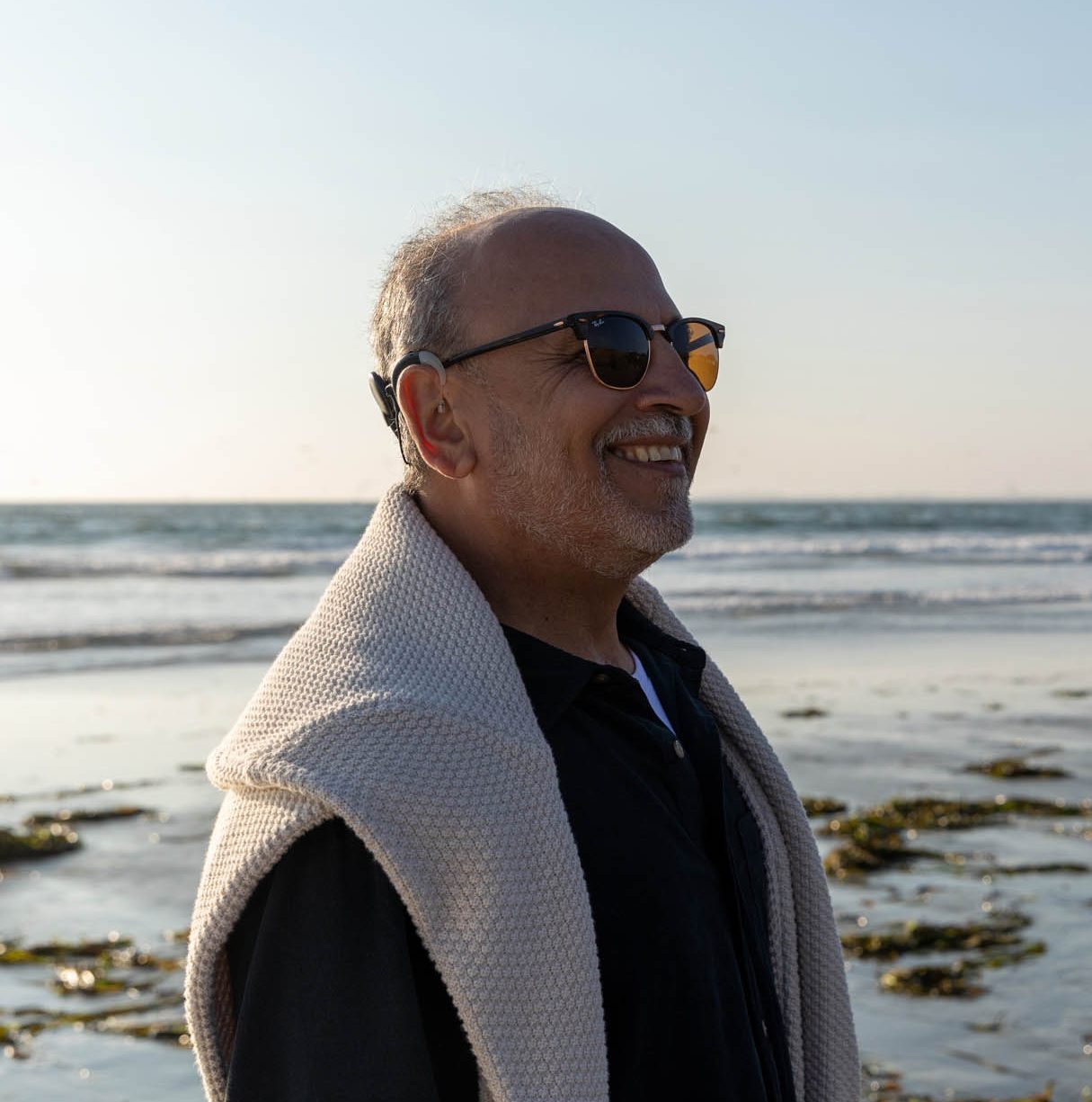 Advanced Bionics Naida CI M Man on the Beach 